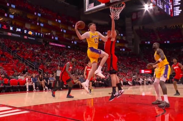 前三配资公司 可惜！拉拉维亚底线起飞潇洒反篮上进 但被吹进攻犯规进球无效